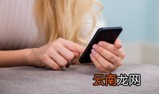 梦到手机摔成两半 梦见手机摔成两半的意思