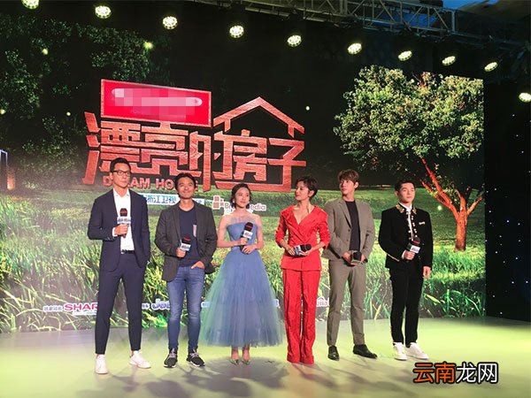 与吴彦祖、冯德伦两大男神拍节目，还实力受宠！这个女人太招嫉妒了！