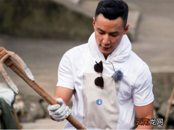 与吴彦祖、冯德伦两大男神拍节目，还实力受宠！这个女人太招嫉妒了！