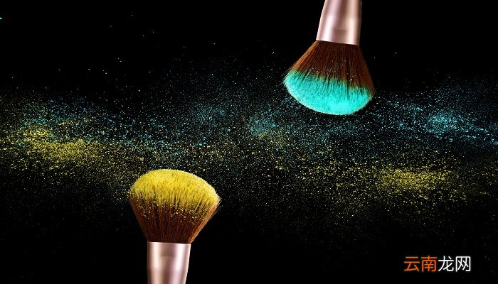 粉扑和粉底刷有什么不同 用粉底刷还是粉扑好