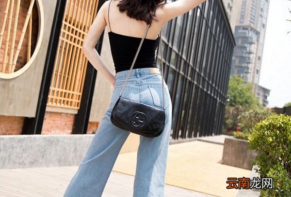 直筒牛仔裤配什么上衣 女生宽松牛仔裤搭配