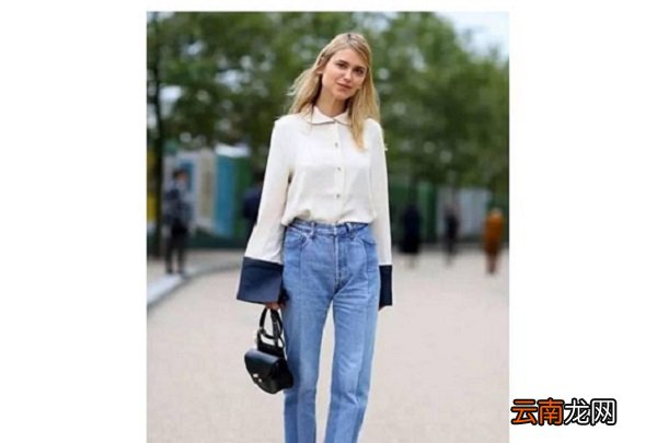 直筒牛仔裤配什么上衣 女生宽松牛仔裤搭配
