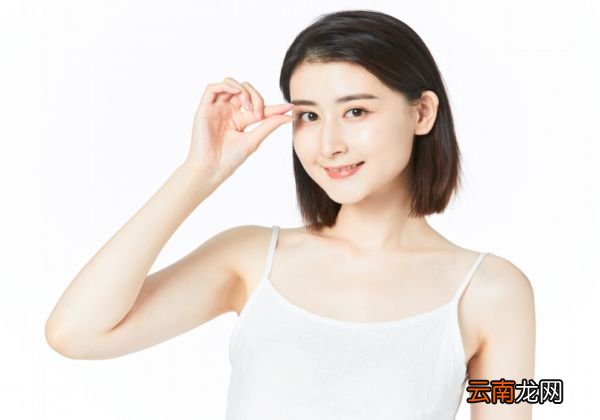 先卸妆还是先取隐形眼镜 卸妆前怎么取隐形眼镜