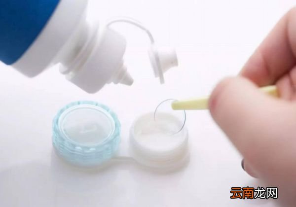 先卸妆还是先取隐形眼镜 卸妆前怎么取隐形眼镜