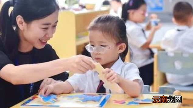 当孩子被嘲笑，不要说“别在意”，这三句话能让孩子充满自信
