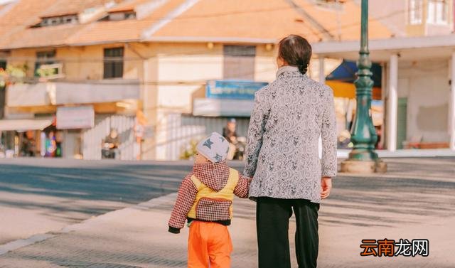 奶奶和姥姥,奶奶带娃私心更少?过来人给出答案,宝妈无话可说