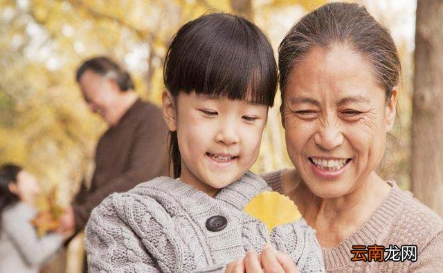奶奶和姥姥,奶奶带娃私心更少?过来人给出答案,宝妈无话可说