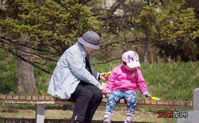 奶奶和姥姥,奶奶带娃私心更少?过来人给出答案,宝妈无话可说