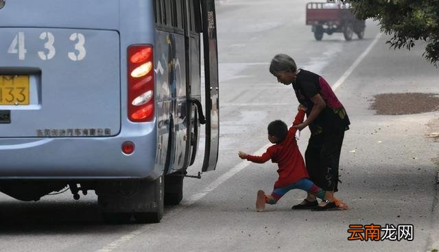 奶奶和姥姥,奶奶带娃私心更少?过来人给出答案,宝妈无话可说