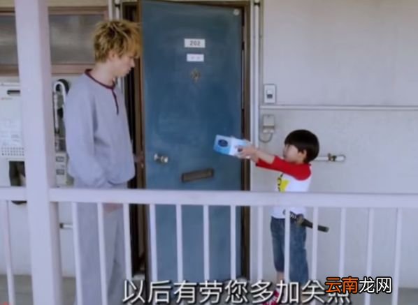5岁独居男孩吃纸果腹，他的“忏悔”，看哭无数父母