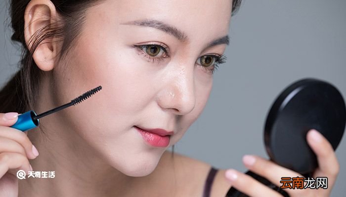 冬天化妆卡粉起皮怎么办 冬天化妆卡粉起皮怎么解决