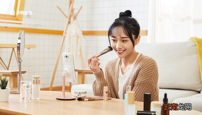 冬天化妆卡粉起皮怎么办 冬天化妆卡粉起皮怎么解决