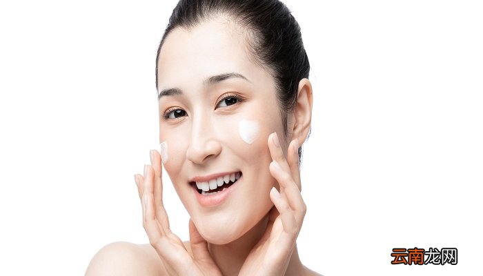 涂抹粉底前需要先用哪些护肤品 粉底在哪个步骤用