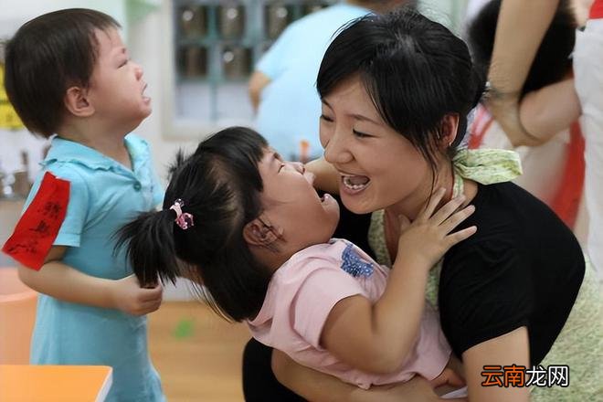 当孩子哭着不想进幼儿园时，家长要明白什么该说，什么不该说