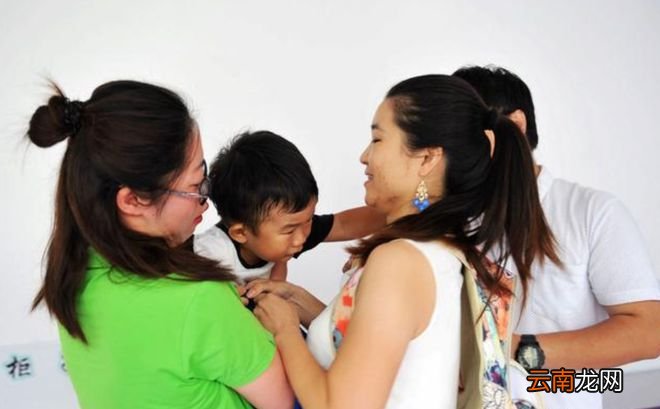 当孩子哭着不想进幼儿园时，家长要明白什么该说，什么不该说
