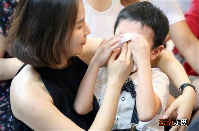 当孩子哭着不想进幼儿园时，家长要明白什么该说，什么不该说