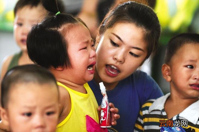 当孩子哭着不想进幼儿园时，家长要明白什么该说，什么不该说
