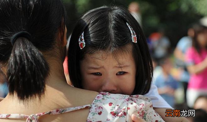 当孩子哭着不想进幼儿园时，家长要明白什么该说，什么不该说