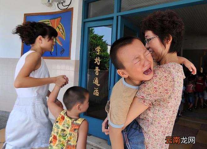 当孩子哭着不想进幼儿园时，家长要明白什么该说，什么不该说