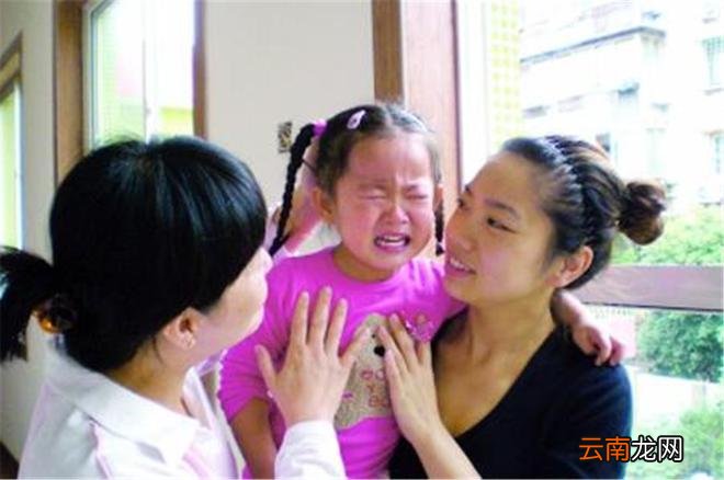 当孩子哭着不想进幼儿园时，家长要明白什么该说，什么不该说