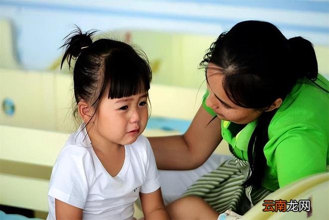 当孩子哭着不想进幼儿园时，家长要明白什么该说，什么不该说