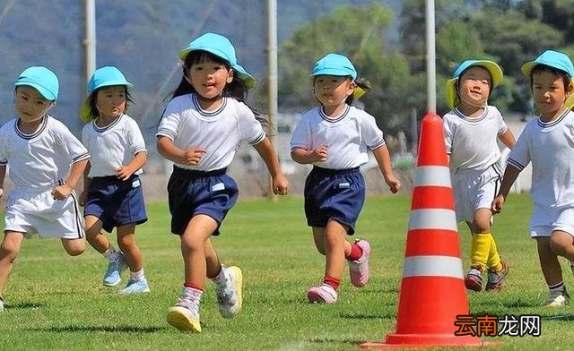 2022年儿童标准身高表出炉,1-18岁都能看!你家孩子身高达标了吗