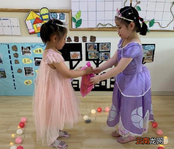 孩子幼儿园互换圣诞礼，近千元文具换回废纸人，查完价格家长傻眼