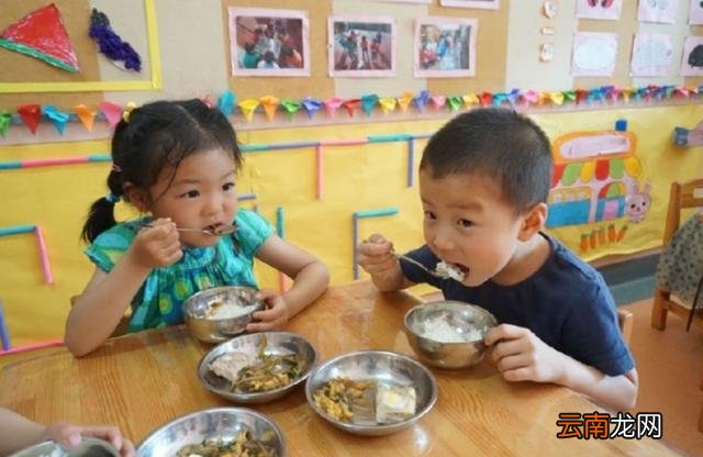 4岁男宝在幼儿园总喊“饿”，老师察觉不对劲，跟回家一看傻眼了