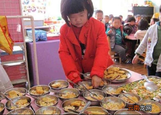 4岁男宝在幼儿园总喊“饿”，老师察觉不对劲，跟回家一看傻眼了