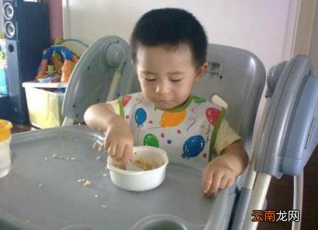 4岁男宝在幼儿园总喊“饿”，老师察觉不对劲，跟回家一看傻眼了