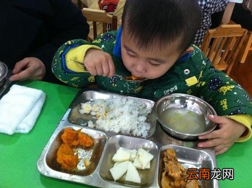 4岁男宝在幼儿园总喊“饿”，老师察觉不对劲，跟回家一看傻眼了