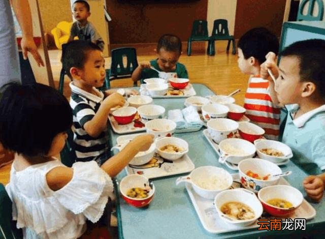4岁男宝在幼儿园总喊“饿”，老师察觉不对劲，跟回家一看傻眼了