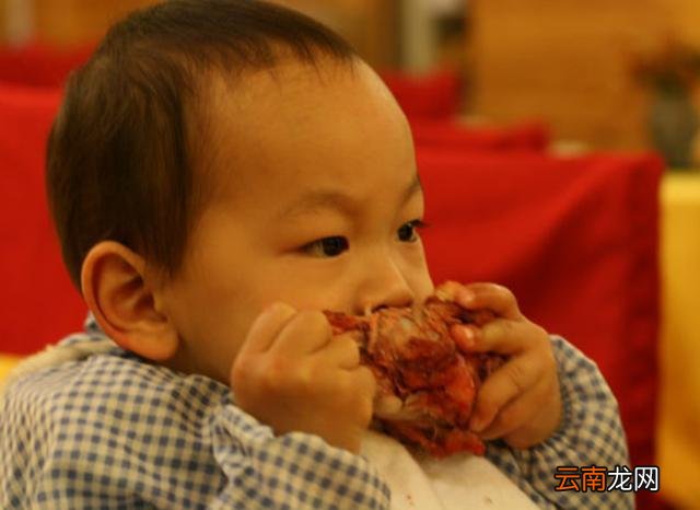 4岁男宝在幼儿园总喊“饿”，老师察觉不对劲，跟回家一看傻眼了