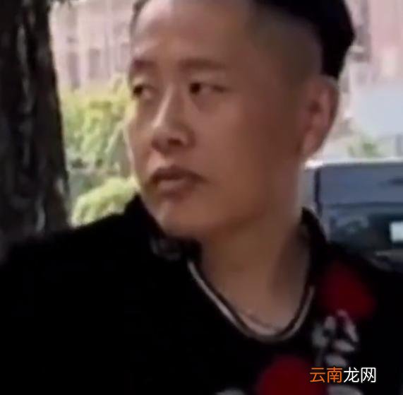 亲爸无疑！妈妈出差回不来爸爸穿旗袍送考
