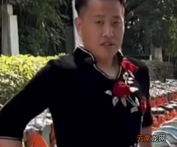 亲爸无疑！妈妈出差回不来爸爸穿旗袍送考