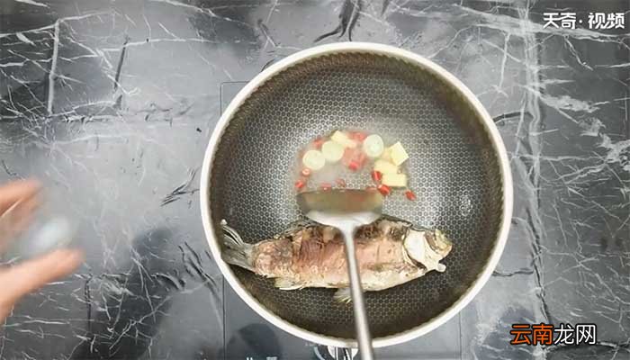 烧荷包鲫鱼的做法 烧荷包鲫鱼怎么做