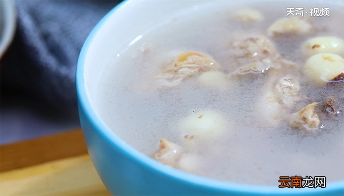 莲子炖鸡汤的做法 如何做莲子炖鸡汤