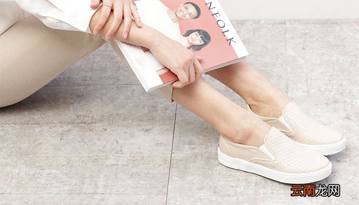 皮质小白鞋脏了如何清理干净 皮质小白鞋脏了的清理方法