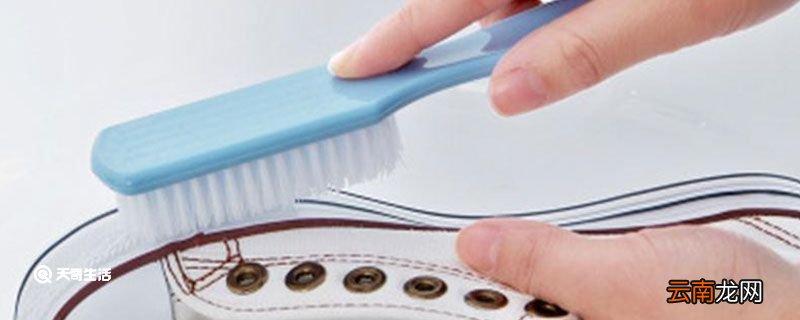 皮质小白鞋脏了如何清理干净 皮质小白鞋脏了的清理方法