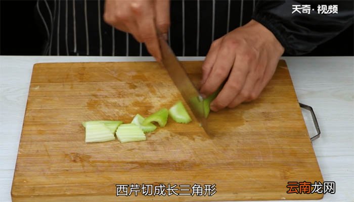 西芹百合炒腰果的做法 西芹百合炒腰果怎么做