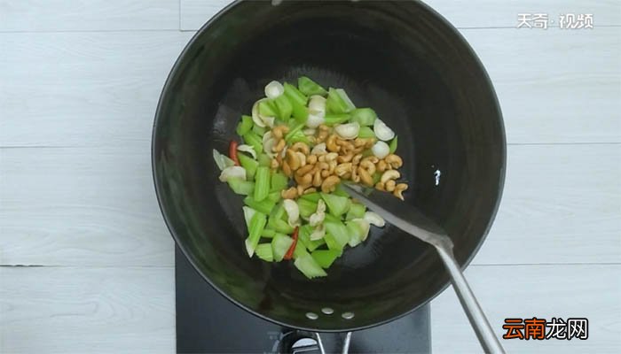西芹百合炒腰果的做法 西芹百合炒腰果怎么做