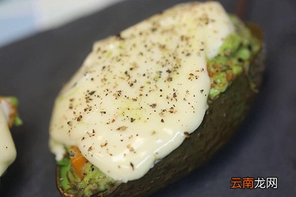 虾仁怎么做好吃 牛油果焗虾仁的做法
