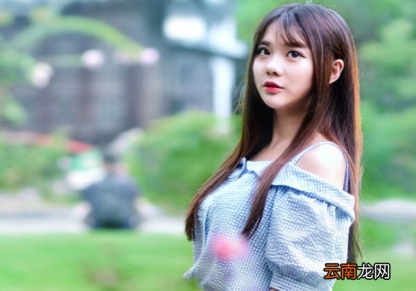 夏季女生牛仔短裤搭配牛仔短裤搭配方法