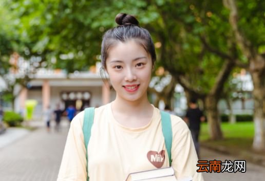 大脸如何扎头发显脸小显脸小的扎发技巧