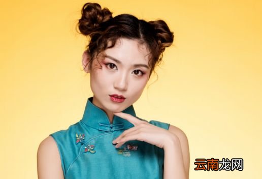 大脸如何扎头发显脸小显脸小的扎发技巧
