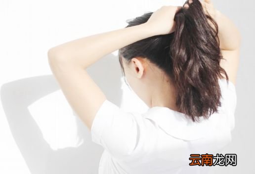 大脸如何扎头发显脸小显脸小的扎发技巧