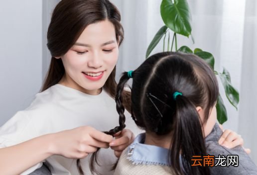 大脸如何扎头发显脸小显脸小的扎发技巧