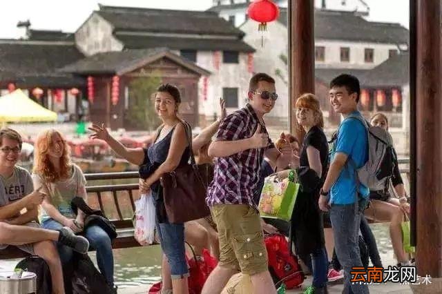 看看人家的构图，这才叫真正的摄影艺术！