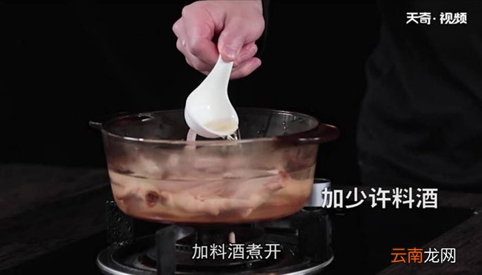 鸡爪煲莲藕怎么做 鸡爪煲莲藕