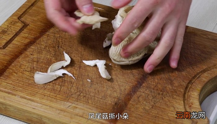 蟹肉卷丝瓜凤尾汤菇的做法 蟹肉卷丝瓜凤尾汤菇怎么做